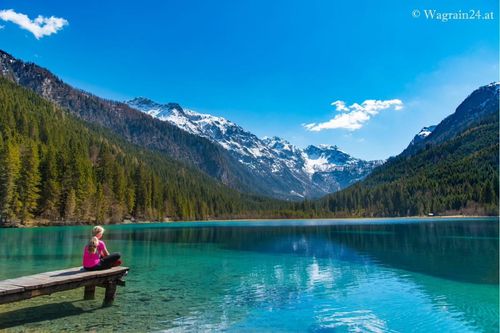 Bergsee mit Steg im Sommer